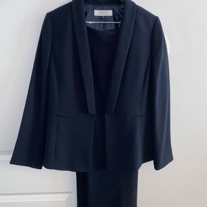 Suits Tahari size 14